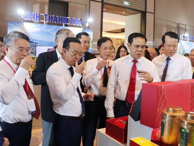 C&aacute;c đại biểu thăm quan c&aacute;c gian h&agrave;ng giới thiệu sản phẩm đặc trưng, sản phẩm OCOP của c&aacute;c tỉnh.