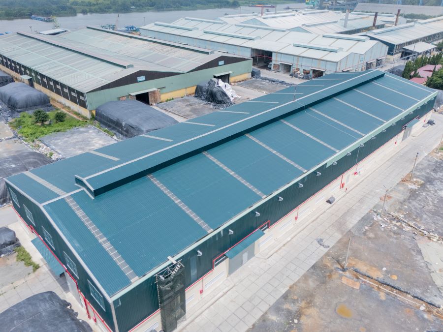 Nh&agrave; kho lắp đặt điện mặt trời &aacute;p m&aacute;i tại Nh&agrave; m&aacute;y Ph&acirc;n b&oacute;n B&igrave;nh Điền Long An.