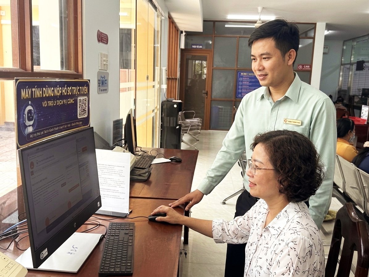 C&aacute;n bộ, c&ocirc;ng chức, tổ c&ocirc;ng nghệ số cộng đồng v&agrave; c&aacute;c lực lượng hỗ trợ tại cơ sở trực tiếp hướng dẫn người d&acirc;n thực hiện TTHC trực tuyến