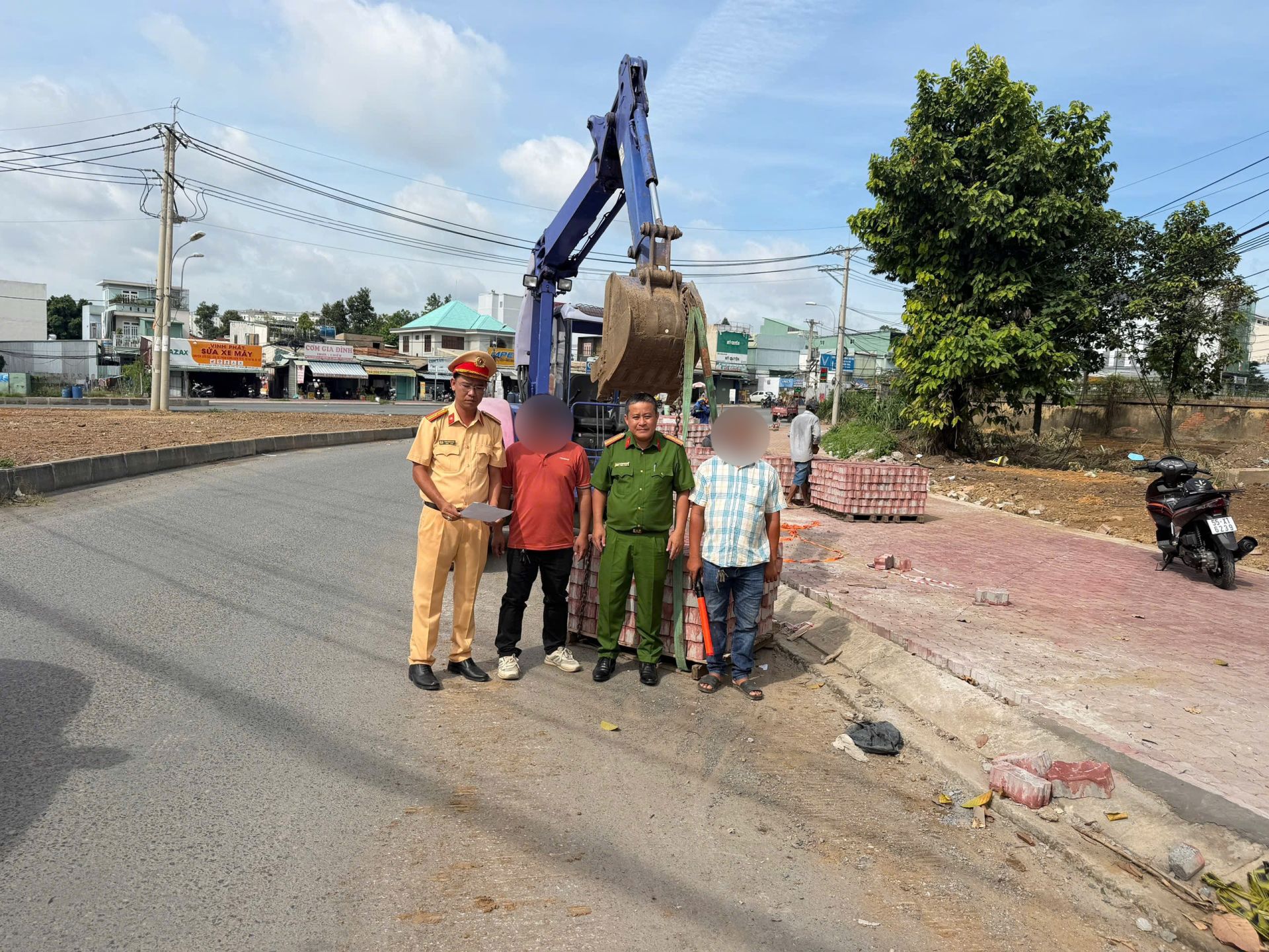 Lực lượng CSGT Rạch Chiếc phối hợp Công an phường Long Bình kiểm tra khu vực thi công trên đường Hoàng Hữu Nam. Lực lượng CSGT Rạch Chiếc phối hợp Công an phường Long Bình kiểm tra khu vực thi công trên đường Hoàng Hữu Nam.