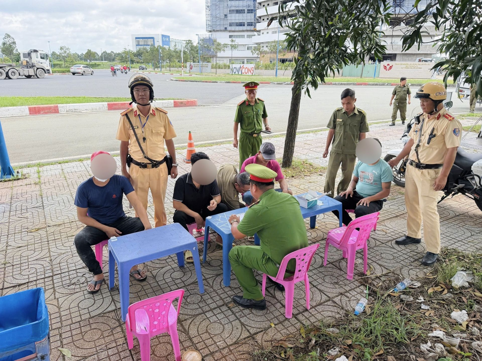 Đội CSGT Rạch Chiếc phối hợp Công an phường Tăng Nhơn Phú kiểm tra, test nhanh chất ma túy đối với các lái xe giao nhận. Đội CSGT Rạch Chiếc phối hợp Công an phường Tăng Nhơn Phú kiểm tra, test nhanh chất ma túy đối với các lái xe giao nhận.