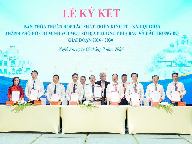 L&atilde;nh đạo c&aacute;c địa phương k&yacute; quy chế phối hợp giai đoạn 2026 -2030

Trọng t&acirc;m l&agrave; tạo cầu nối để doanh nghiệp, hợp t&aacute;c x&atilde; v&agrave; c&aacute;c cơ sở sản xuất, kinh doanh tăn.