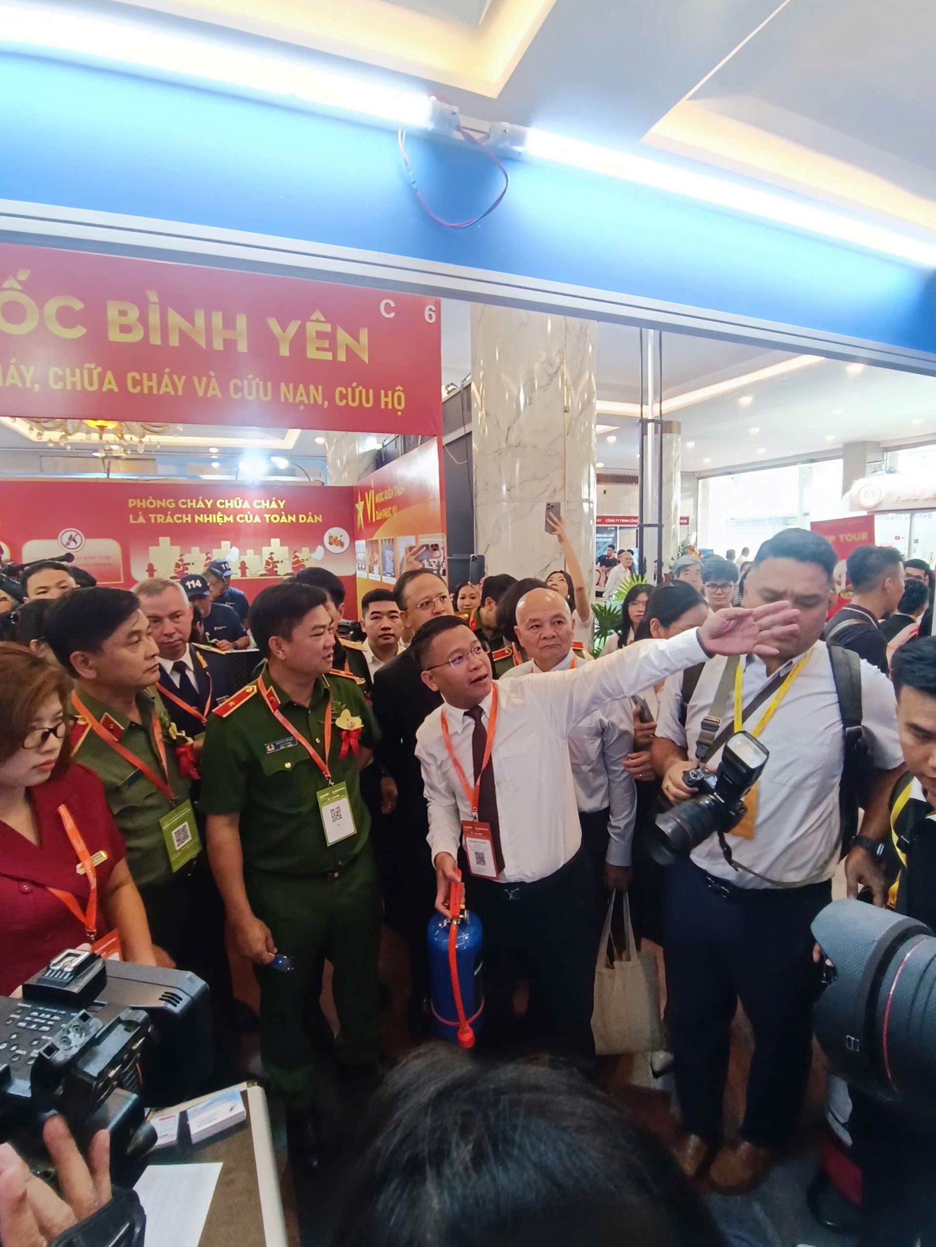 Ông Nguyễn Đăng Hùng - Phó Tổng Giám đốc Công ty CP SX thiết bị PCCC Thái Dương giới thiệu sản phẩm bình chữa cháy Sông Hồng đến Thiếu tướng Dương Đức Hải, Cục trưởng Cục Cảnh sát PCCC và CNCH cùng các đại biểu ban ngành tham dự sự kiện Ông Nguyễn Đăng Hùng - Phó Tổng Giám đốc Công ty CP SX thiết bị PCCC Thái Dương giới thiệu sản phẩm bình chữa cháy Sông Hồng đến Thiếu tướng Dương Đức Hải, Cục trưởng Cục Cảnh sát PCCC và CNCH cùng các đại biểu ban ngành tham dự sự kiện