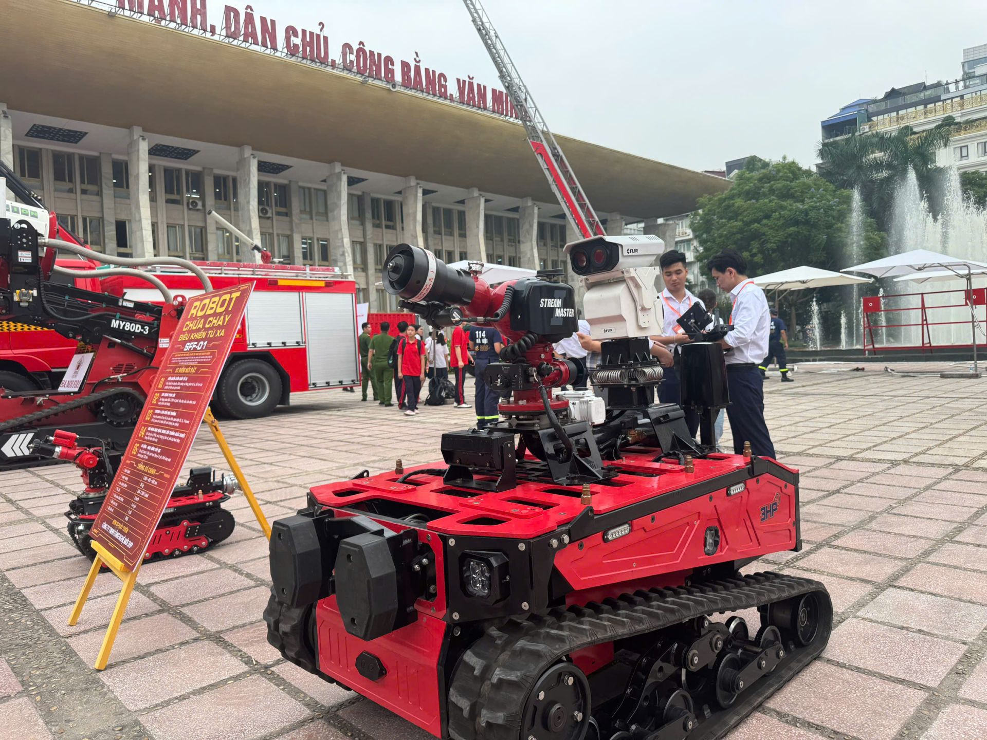 Robot chữa cháy điều khiển từ xa được giới thiệu tại triển lãm. Robot chữa cháy điều khiển từ xa được giới thiệu tại triển lãm.