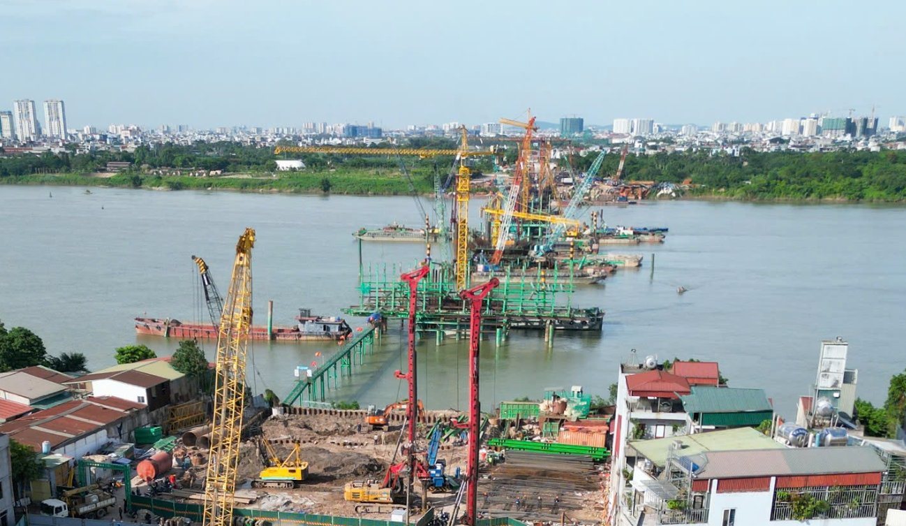 Công trường thi công cầu Trần Hưng Đạo. Ảnh: TN Công trường thi công cầu Trần Hưng Đạo. Ảnh: TN