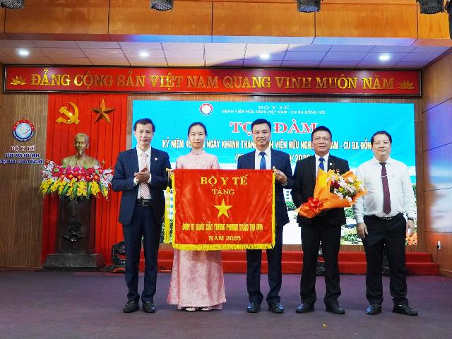 Bệnh viện Hữu nghị Việt Nam - Cu Ba Đồng Hới được UBND tỉnh tặng Cờ thi đua xuất sắc. Bệnh viện Hữu nghị Việt Nam - Cu Ba Đồng Hới được UBND tỉnh tặng Cờ thi đua xuất sắc.