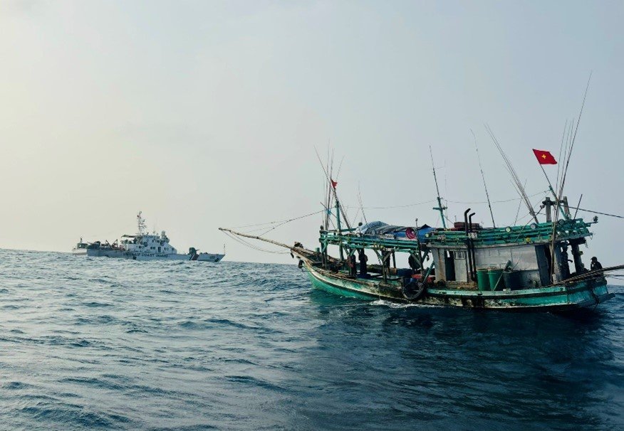 Tàu CSB 4039 thực hiện nhiệm vụ tuần tra, kiểm soát, thực thi pháp luật trên biển Tàu CSB 4039 thực hiện nhiệm vụ tuần tra, kiểm soát, thực thi pháp luật trên biển
