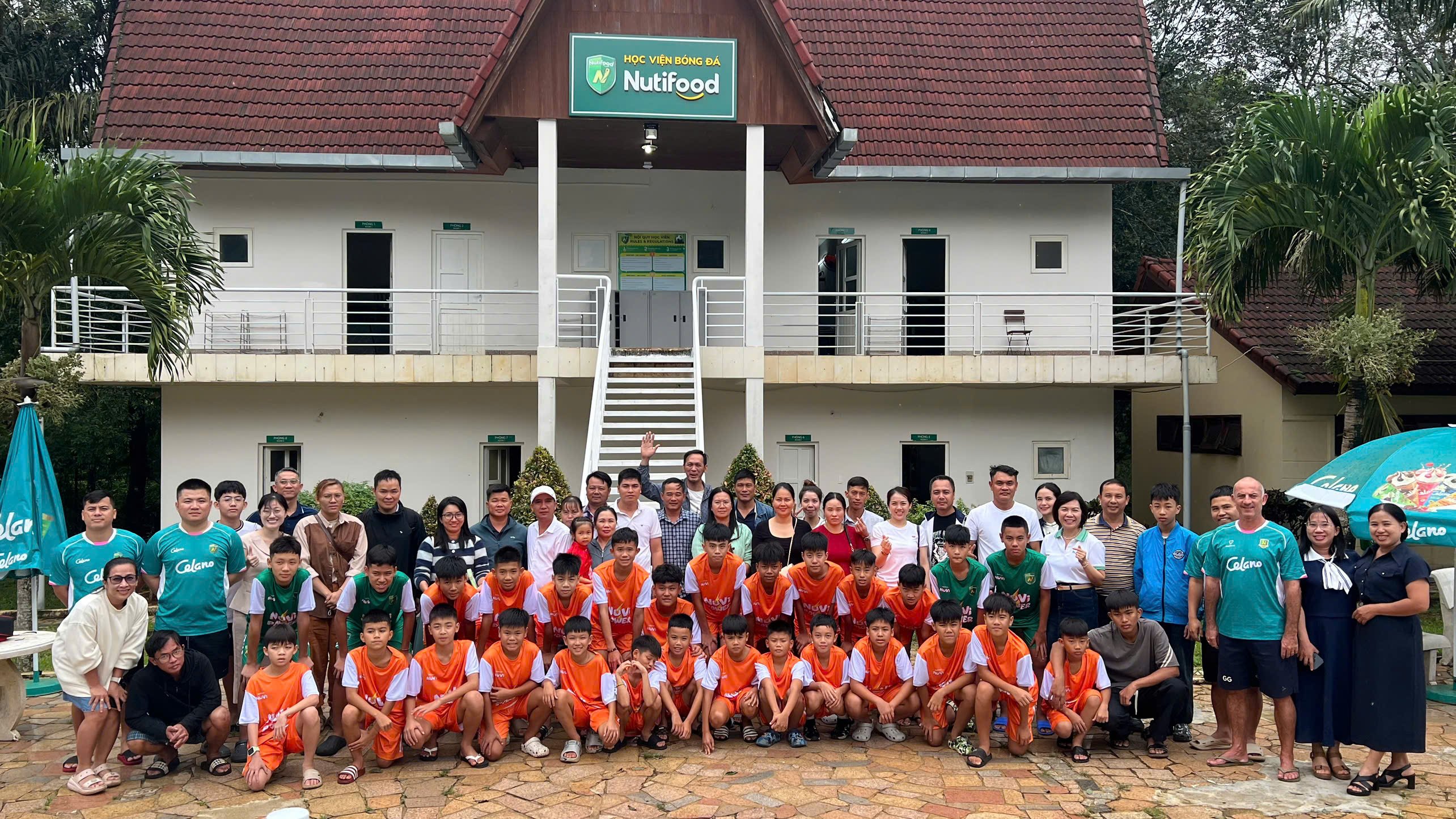 Thầy c&ocirc;, phụ huynh v&agrave; c&aacute;c học vi&ecirc;n tại buổi lễ khai giảng kh&oacute;a 4 của Học viện b&oacute;ng đ&aacute; Nutifood