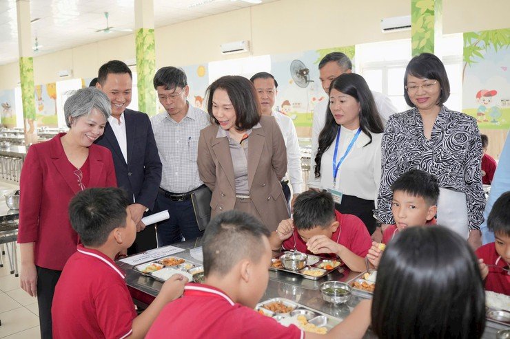 Bà Vũ Thu Hà, Phó chủ tịch UBND TP. Hà Nội kiểm tra bữa ăn bán trú của học sinh Trường Tiểu học Đông La, xã An Khánh. Ảnh: hanoi.gov.vn Bà Vũ Thu Hà, Phó chủ tịch UBND TP. Hà Nội kiểm tra bữa ăn bán trú của học sinh Trường Tiểu học Đông La, xã An Khánh. Ảnh: hanoi.gov.vn
