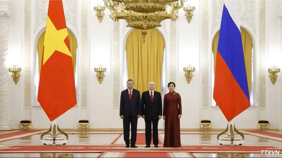 Tổng thống Liên bang Nga Vladimir Putin đón Tổng Bí thư, Chủ tịch nước Tô Lâm và Phu nhân. (Ảnh: Thống Nhất/TTXVN) Tổng thống Liên bang Nga Vladimir Putin đón Tổng Bí thư, Chủ tịch nước Tô Lâm và Phu nhân. (Ảnh: Thống Nhất/TTXVN)
