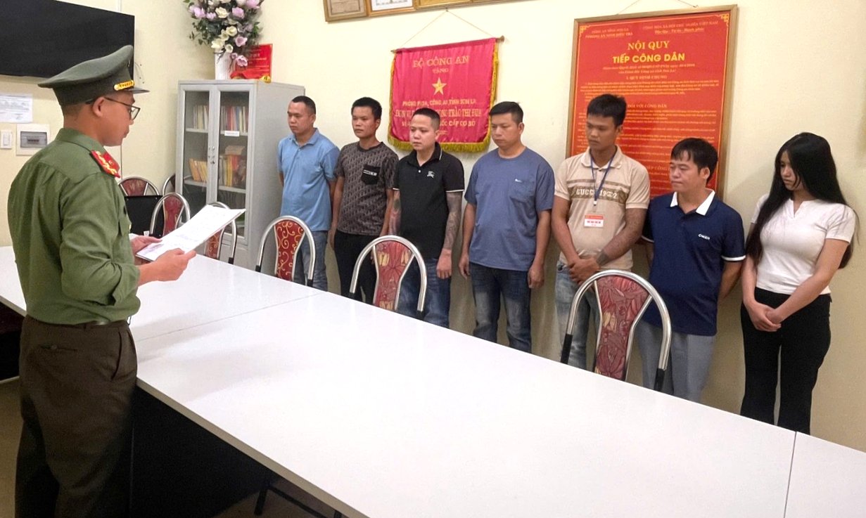 Cơ quan An ninh điều tra Công an tỉnh Sơn La tống đạt quyết định đối với 07 đối tượng. Ảnh: Công an cung cấp Cơ quan An ninh điều tra Công an tỉnh Sơn La tống đạt quyết định đối với 07 đối tượng. Ảnh: Công an cung cấp