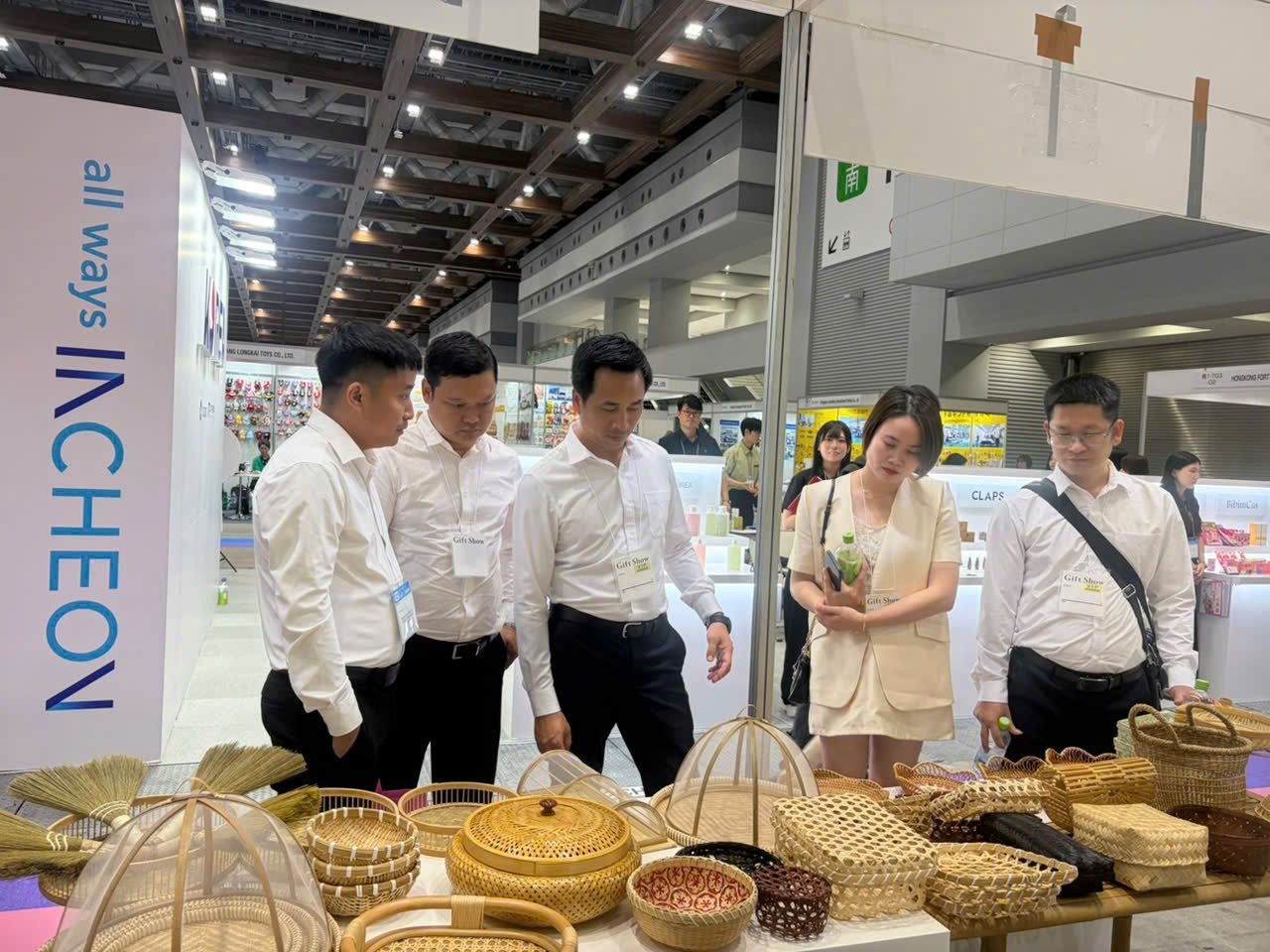 C&aacute;c sản phẩm thủ c&ocirc;ng mỹ nghệ H&agrave; Nội được giới thiệu tới kh&aacute;ch h&agrave;ng, đối t&aacute;c tại Tokyo International Gift Show 2026.