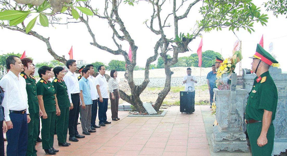 Các đại biểu dâng hương, dâng hoa tại Di tích lịch sử quốc gia Cây đa và Đền La Tiến. (Ảnh báo HY) Các đại biểu dâng hương, dâng hoa tại Di tích lịch sử quốc gia Cây đa và Đền La Tiến. (Ảnh báo HY)
