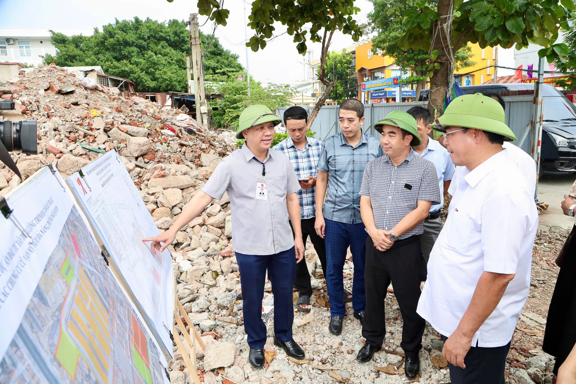 Phó Chủ tịch UBND thành phố Nguyễn Minh Hùng kiểm tra thực địa Dự án đầu tư xây dựng công trình hạ tầng kỹ thuật tại khu vực các chung cư cũ Vạn Mỹ và 311 Đà Nẵng. Phó Chủ tịch UBND thành phố Nguyễn Minh Hùng kiểm tra thực địa Dự án đầu tư xây dựng công trình hạ tầng kỹ thuật tại khu vực các chung cư cũ Vạn Mỹ và 311 Đà Nẵng.