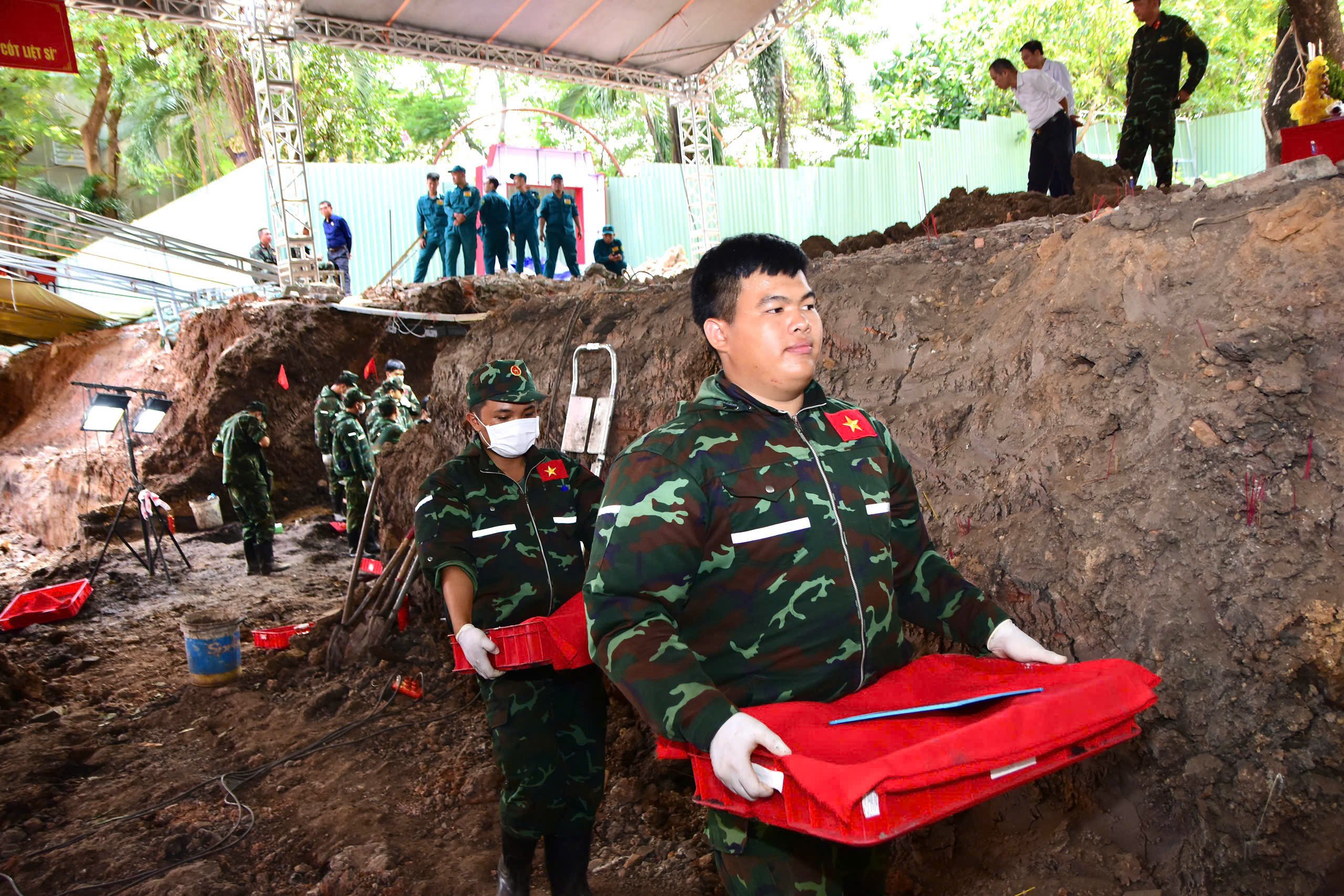 Tính đến hết ngày 9-9-2026, các lực lượng đã phát hiện, quy tập 605 bộ hài cốt liệt sĩ tại Công viên Lê Thị Riêng. Tính đến hết ngày 9-9-2026, các lực lượng đã phát hiện, quy tập 605 bộ hài cốt liệt sĩ tại Công viên Lê Thị Riêng.