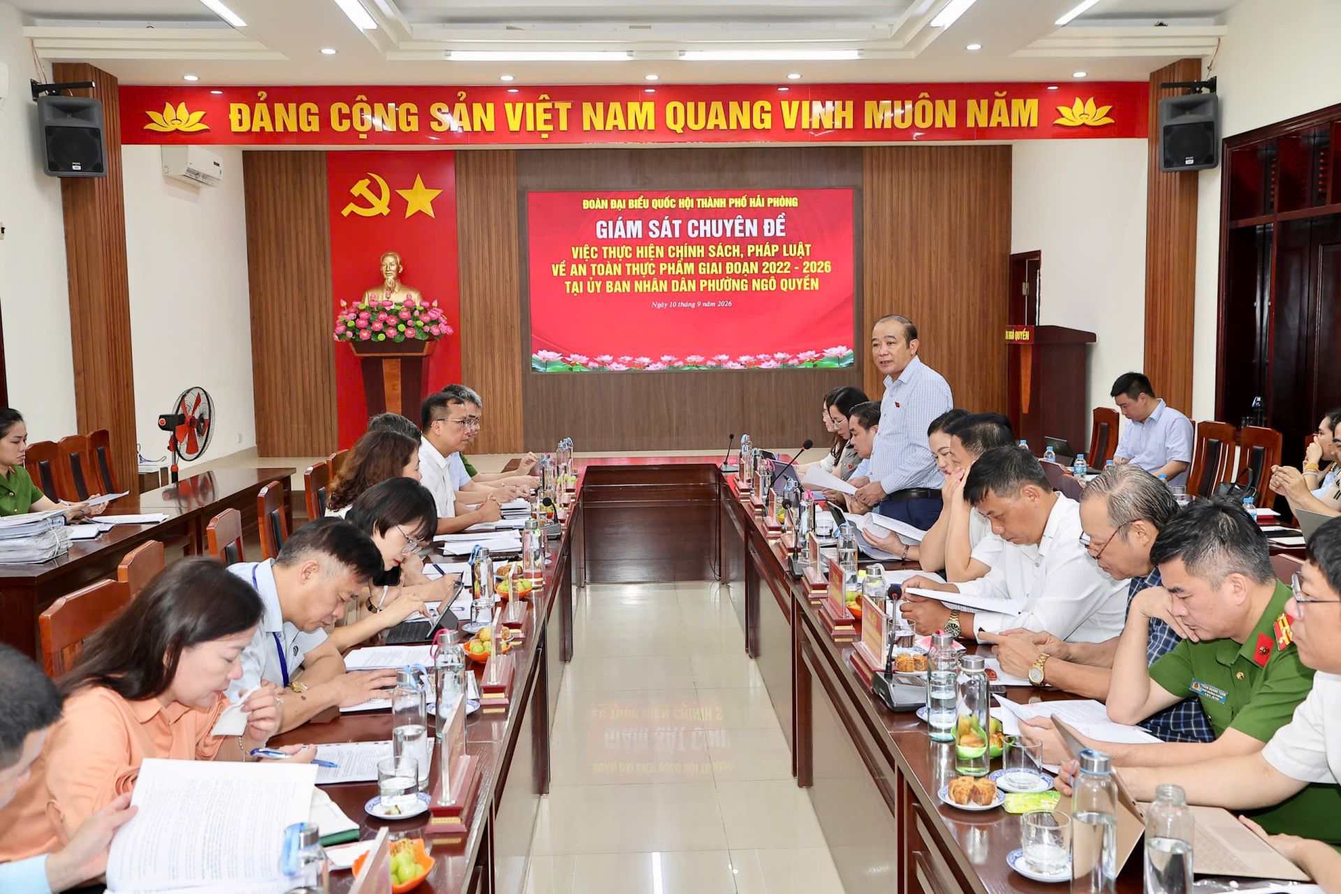 Quang cảnh cuộc làm việc giữa Đoàn giám sát của Đoàn ĐBQH thành phố và Phường Ngô Quyền. Quang cảnh cuộc làm việc giữa Đoàn giám sát của Đoàn ĐBQH thành phố và Phường Ngô Quyền.