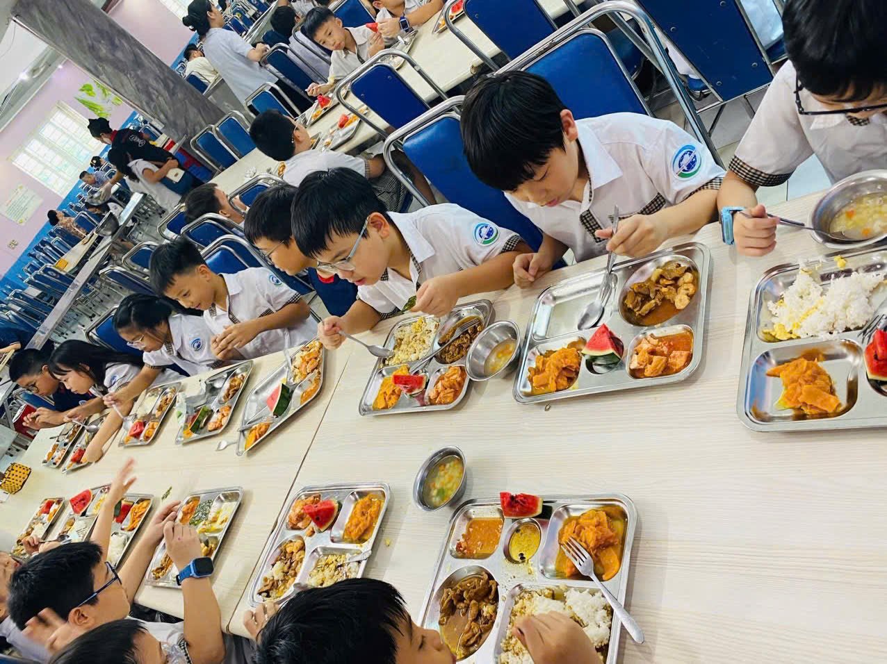 Bữa ăn b&aacute;n tr&uacute; phải bảo đảm an to&agrave;n thực phẩm, đủ định lượng v&agrave; c&acirc;n đối dinh dưỡng theo độ tuổi học sinh.
