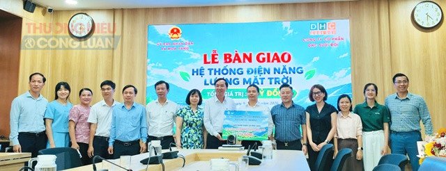 Lễ b&agrave;n giao hệ thống điện mặt trời cho x&atilde; H&ograve;a Vang.