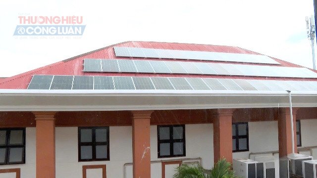 Hệ thống điện mặt trời lắp đặt tr&ecirc;n m&aacute;i nh&agrave; UBND x&atilde; H&ograve;a Vang.