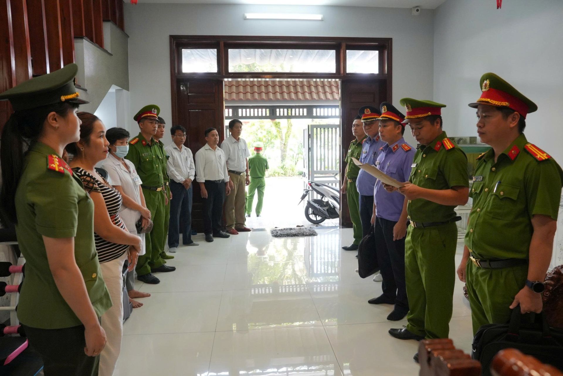 Lực lượng chức năng đọc quyết định khởi tố Lực lượng chức năng đọc quyết định khởi tố