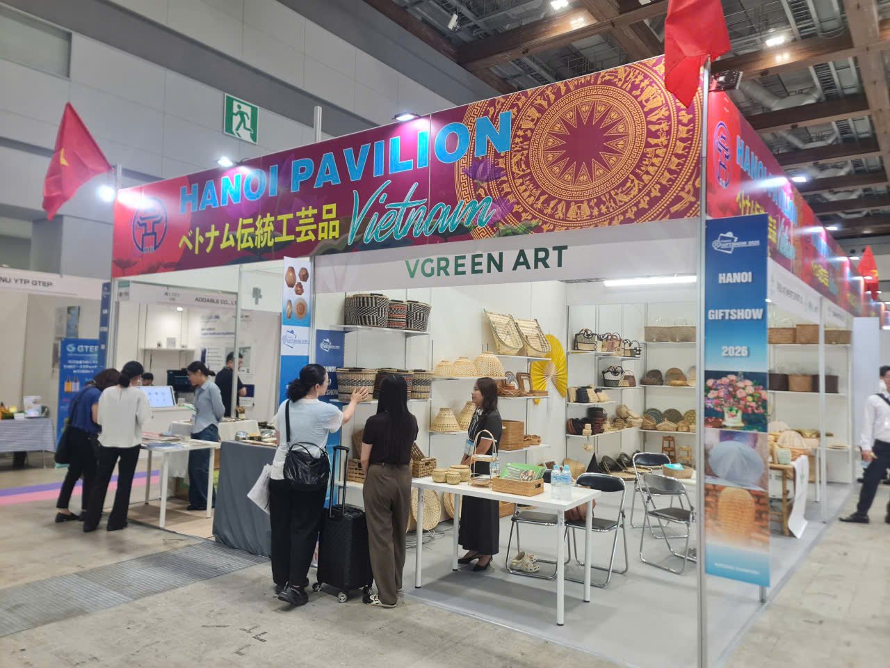 Khu gian h&agrave;ng H&agrave; Nội tại Tokyo International Gift Show 2026 giới thiệu nhiều sản phẩm thủ c&ocirc;ng mỹ nghệ đặc trưng của Thủ đ&ocirc;.