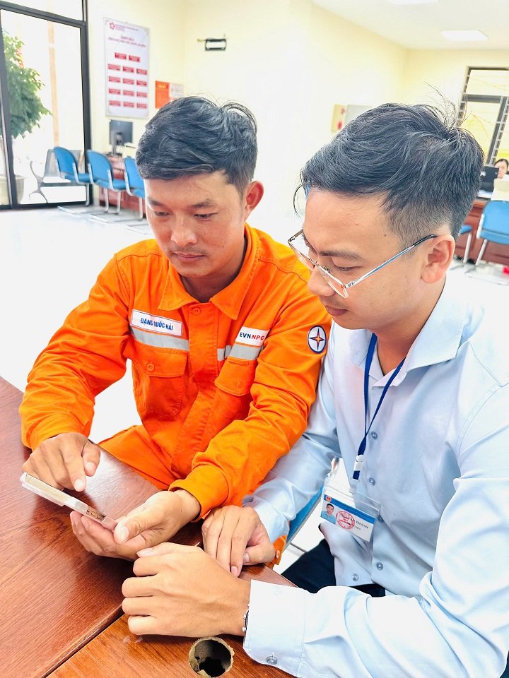Nhân viên Điện lực Vân Đồn hướng dẫn khách hàng cài đặt ứng dụng EVN CSKH Nhân viên Điện lực Vân Đồn hướng dẫn khách hàng cài đặt ứng dụng EVN CSKH