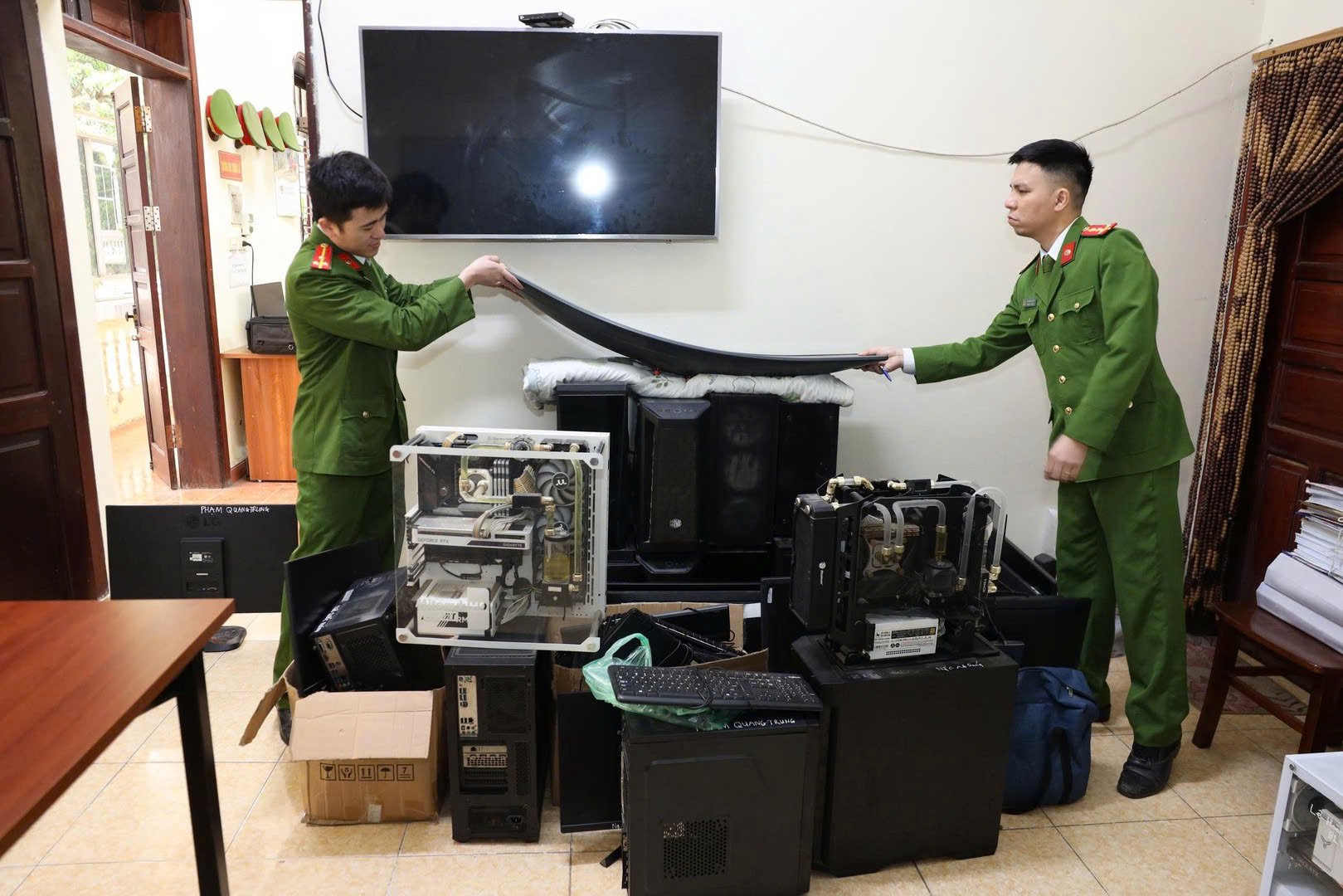 Vật chứng thu giữ được trong vụ Xôi lạc TV Vật chứng thu giữ được trong vụ Xôi lạc TV