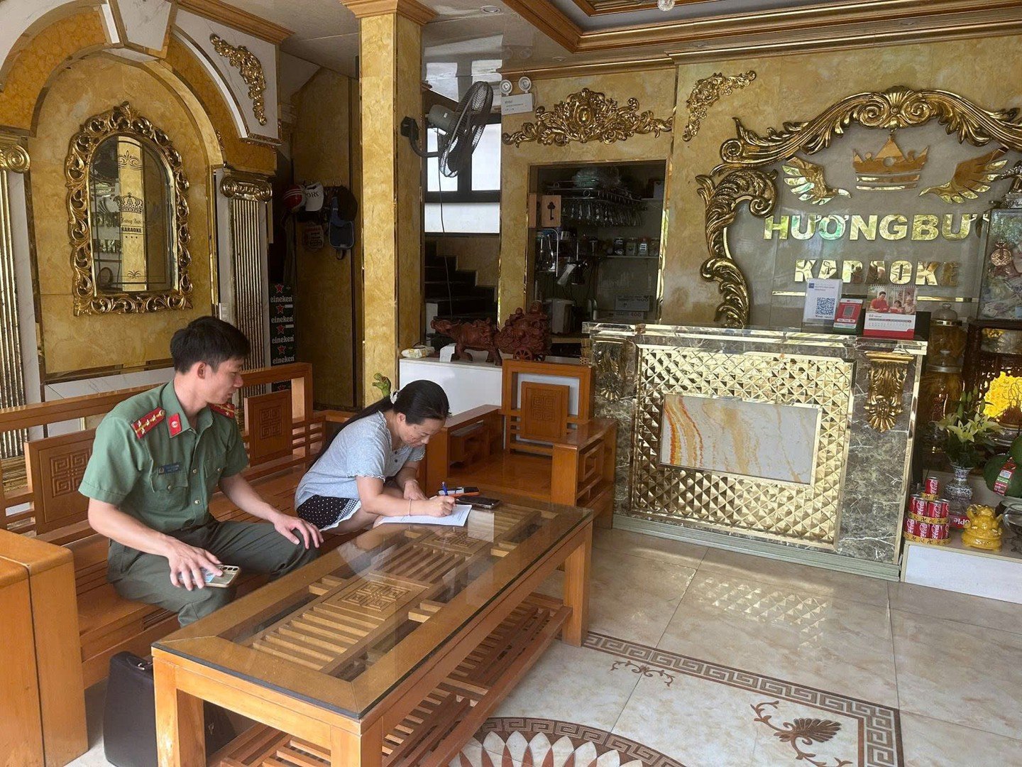 Lực lượng chức năng tỉnh Hưng Yên tuyên truyền đối với các cơ sở kinh doanh chấp hành các quy định về quyền tác giả, quyền liên quan. Lực lượng chức năng tỉnh Hưng Yên tuyên truyền đối với các cơ sở kinh doanh chấp hành các quy định về quyền tác giả, quyền liên quan.