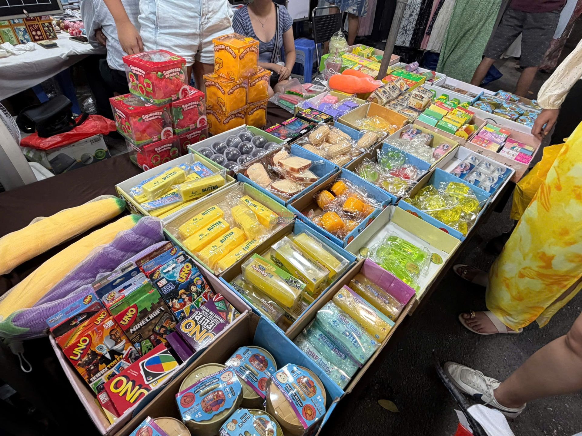 Squishy tạo hình bánh bao, bánh mì, bơ và nhiều loại thực phẩm được bày bán với màu sắc bắt mắt tại khu vực phố đi bộ phường Hoàn Kiếm. (Ảnh: Phương Di) Squishy tạo hình bánh bao, bánh mì, bơ và nhiều loại thực phẩm được bày bán với màu sắc bắt mắt tại khu vực phố đi bộ phường Hoàn Kiếm. (Ảnh: Phương Di)