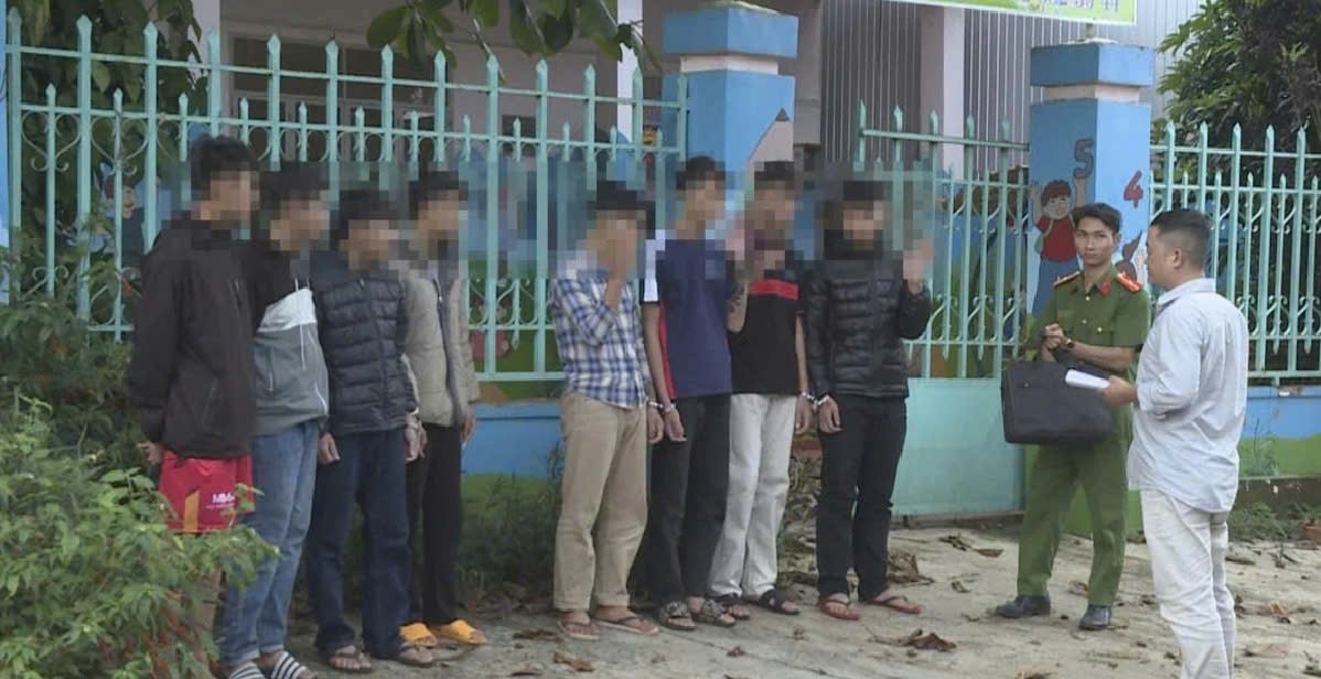 Cơ quan c&ocirc;ng an l&agrave;m việc với nh&oacute;m thanh thiếu ni&ecirc;n li&ecirc;n quan đến nhiều vụ trộm cắp t&agrave;i sản trong &ocirc; t&ocirc; tr&ecirc;n địa b&agrave;n Đắk Lắk. (Ảnh: SĐ.)