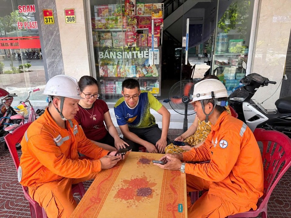 Nhân viên Điện lực Đông Triều tuyên truyền, hướng dẫn khách hàng cài đặt ứng dụng EVN CSKH Nhân viên Điện lực Đông Triều tuyên truyền, hướng dẫn khách hàng cài đặt ứng dụng EVN CSKH