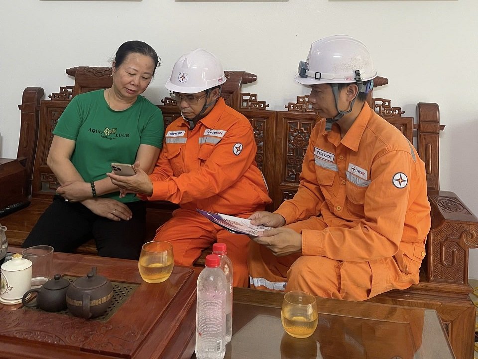 Nhân viên Điện lực Hải Hà hướng dẫn khách hàng cài đặt ứng dụng EVN CSKH Nhân viên Điện lực Hải Hà hướng dẫn khách hàng cài đặt ứng dụng EVN CSKH