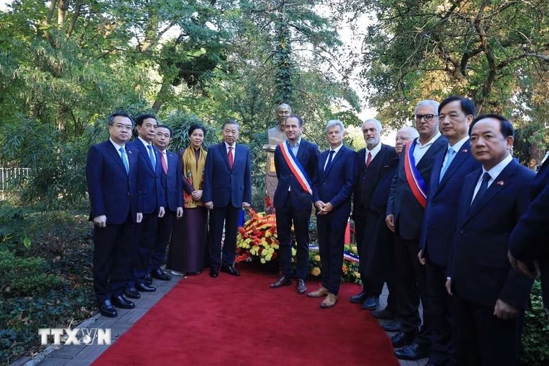 Tổng B&iacute; thư, Chủ tịch nước T&ocirc; L&acirc;m v&agrave; c&aacute;c đại biểu chụp ảnh lưu niệm trước Tượng Chủ tịch Hồ Ch&iacute; Minh ở th&agrave;nh phố Montreuil (Ph&aacute;p) - Ảnh: TTXVN
