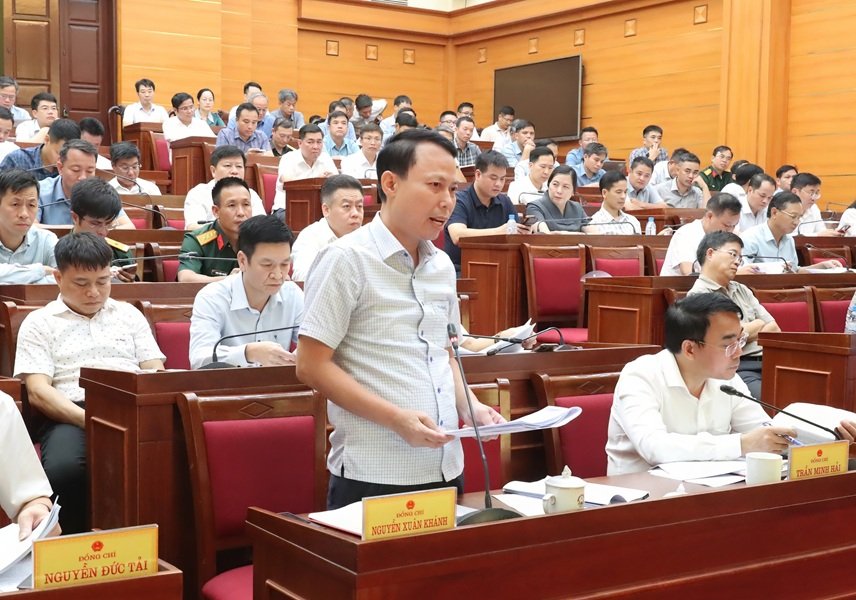 L&atilde;nh đạo Ban Quản l&yacute; đầu tư x&acirc;y dựng số 02 b&aacute;o c&aacute;o tại buổi l&agrave;m việc.
