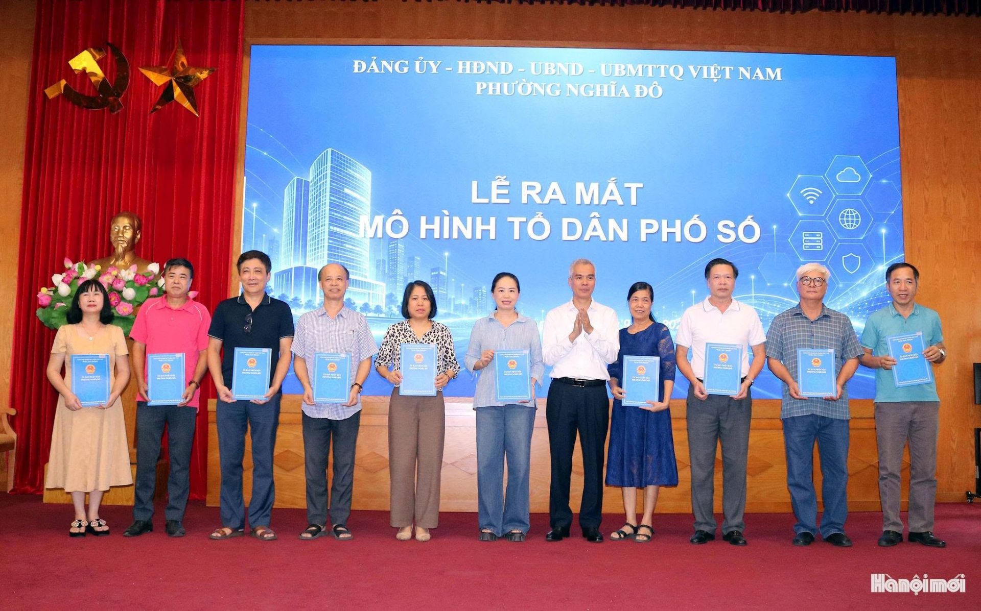 Đại diện c&aacute;c Tổ chuyển đổi số cộng đồng phường Nghĩa Đ&ocirc; nhận quyết định th&agrave;nh lập tại lễ ra mắt m&ocirc; h&igrave;nh &ldquo;Tổ d&acirc;n phố số&rdquo;.