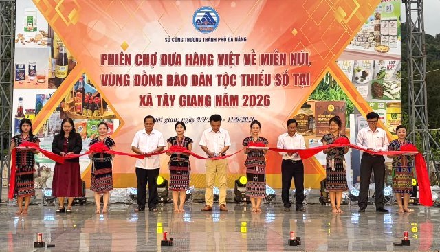 Đại biểu thực hiện nghi thức cắt băng khai mạc Phiên chợ đưa hàng Việt về miền núi, vùng đồng bào dân tộc thiểu số tại xã Tây Giang năm 2026. Đại biểu thực hiện nghi thức cắt băng khai mạc Phiên chợ đưa hàng Việt về miền núi, vùng đồng bào dân tộc thiểu số tại xã Tây Giang năm 2026.