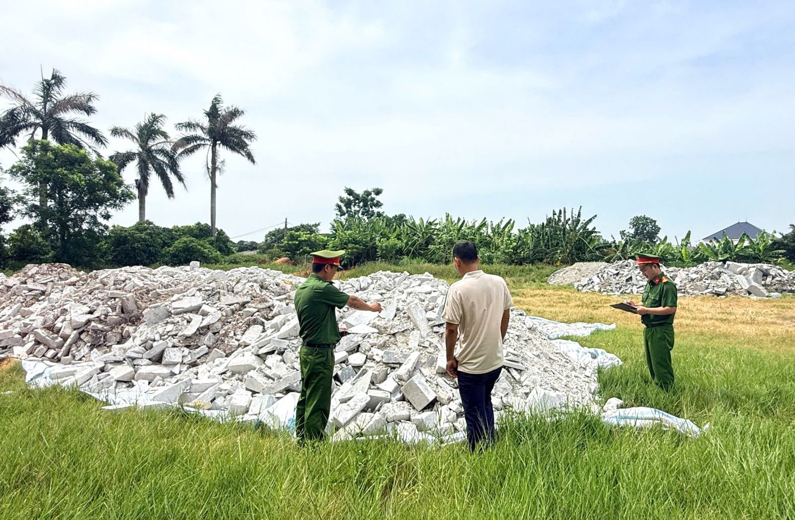 Lực lượng Công an phối hợp kiểm tra cơ sở sản xuất đá mỹ nghệ tại xã Quỹ Nhất. Ảnh: CTT Lực lượng Công an phối hợp kiểm tra cơ sở sản xuất đá mỹ nghệ tại xã Quỹ Nhất. Ảnh: CTT
