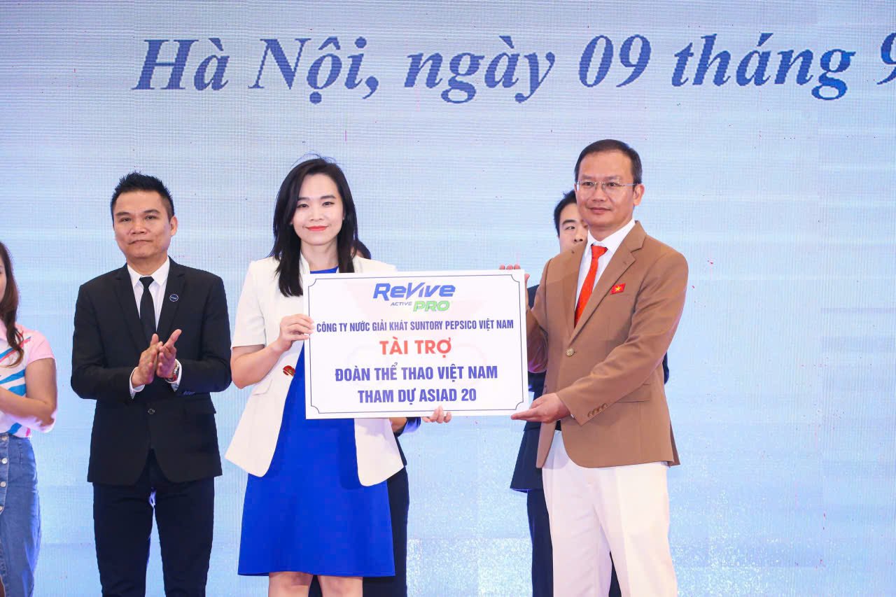 Bà Cao Vũ Hồng Nhung - Giám đốc cấp cao, Tiếp thị & phát triển thị trường miền Bắc, Công ty TNHH Nước giải khát Suntory PepsiCo Việt Nam, diện nhãn hàng Revive Thể trao quà tiếp sức cho đại diện Đoàn Thể thao Việt Nam Bà Cao Vũ Hồng Nhung - Giám đốc cấp cao, Tiếp thị & phát triển thị trường miền Bắc, Công ty TNHH Nước giải khát Suntory PepsiCo Việt Nam, diện nhãn hàng Revive Thể trao quà tiếp sức cho đại diện Đoàn Thể thao Việt Nam