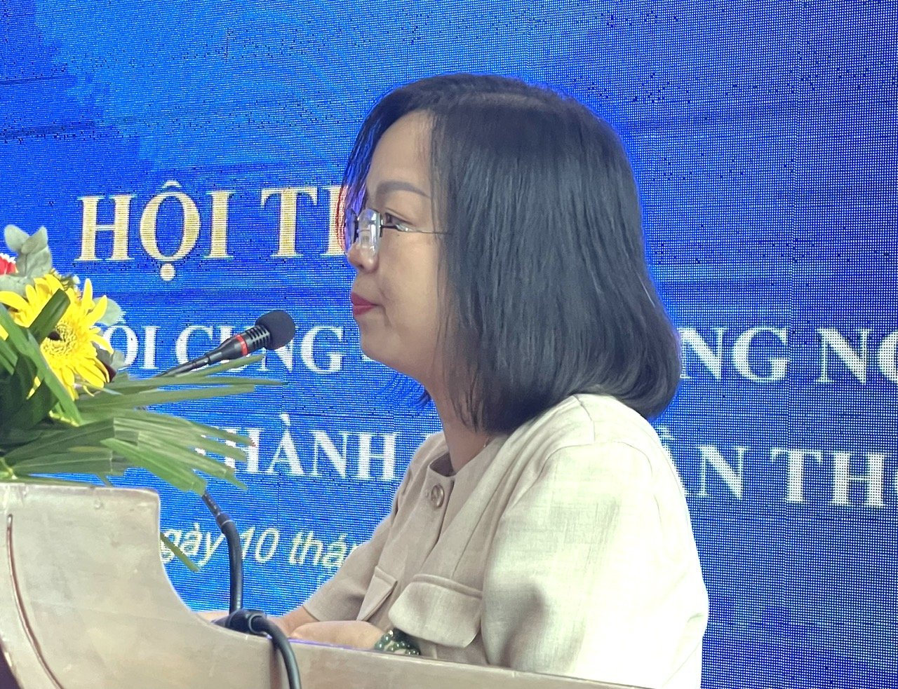 Bà Đinh Thị Linh Hương, Phó Cục trưởng Cục Công nghệ thông tin phát biểu với Hội thảo Bà Đinh Thị Linh Hương, Phó Cục trưởng Cục Công nghệ thông tin phát biểu với Hội thảo