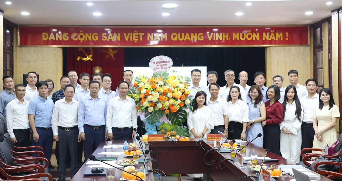 Phó Chủ tịch UBND tỉnh Phạm Văn Thịnh tặng hoa chúc mừng Ban Chấp hành lâm thời Hội Bán dẫn tỉnh Bắc Ninh. Phó Chủ tịch UBND tỉnh Phạm Văn Thịnh tặng hoa chúc mừng Ban Chấp hành lâm thời Hội Bán dẫn tỉnh Bắc Ninh.