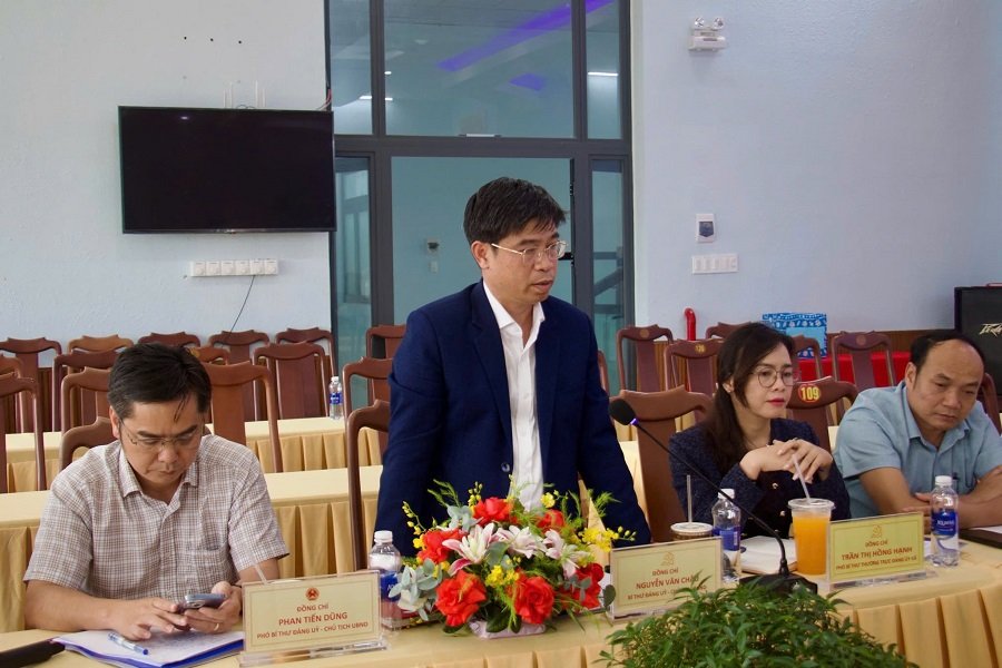 Phía xã Nam Ban Lâm Hà có ông Nguyễn Văn Châu - bí thư Đảng ủy, chủ tịch HĐND xã; bà Trần Thị Hồng Hạnh - phó bí thư thường trực Đảng ủy; ông Phan Tiến Dũng - phó bí thư Đảng ủy, chủ tịch UBND xã cùng đại diện các cơ quan, đơn vị liên quan. Phía xã Nam Ban Lâm Hà có ông Nguyễn Văn Châu - bí thư Đảng ủy, chủ tịch HĐND xã; bà Trần Thị Hồng Hạnh - phó bí thư thường trực Đảng ủy; ông Phan Tiến Dũng - phó bí thư Đảng ủy, chủ tịch UBND xã cùng đại diện các cơ quan, đơn vị liên quan.
