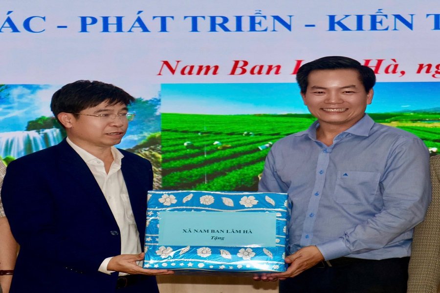 Ông Nguyễn Văn Châu - bí thư Đảng ủy, chủ tịch HĐND xã trao quà lưu niệm cho TS Mai Minh Nhật - bí thư Đảng ủy, hiệu trưởng Trường Đại học Đà Lạt . Ông Nguyễn Văn Châu - bí thư Đảng ủy, chủ tịch HĐND xã trao quà lưu niệm cho TS Mai Minh Nhật - bí thư Đảng ủy, hiệu trưởng Trường Đại học Đà Lạt .