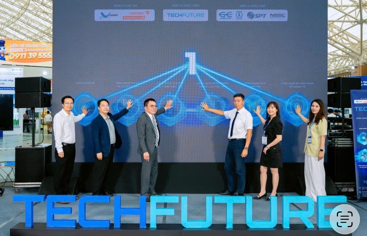 Chủ tịch VAMOBA Phạm Cường cùng các đại biểu thực hiện nghi thức phát động TECHFUTURE 2026. Chủ tịch VAMOBA Phạm Cường cùng các đại biểu thực hiện nghi thức phát động TECHFUTURE 2026.