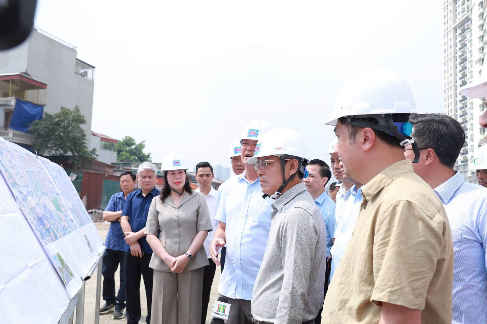 Phó Bí thư Thường trực Thành ủy Hà Nội Nguyễn Trọng Đông cùng đoàn công tác kiểm tra tiến độ triển khai tuyến Vành đai 2,5 qua địa bàn phường Cầu Giấy. Phó Bí thư Thường trực Thành ủy Hà Nội Nguyễn Trọng Đông cùng đoàn công tác kiểm tra tiến độ triển khai tuyến Vành đai 2,5 qua địa bàn phường Cầu Giấy.