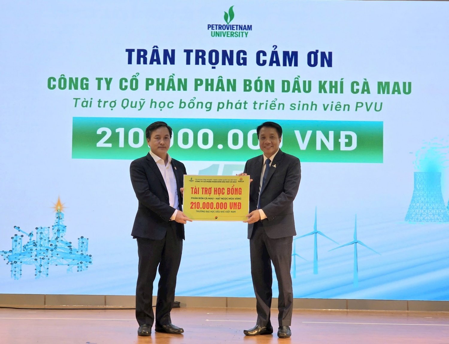 &ldquo;Hạt Ngọc M&ugrave;a V&agrave;ng&rdquo; đ&atilde; đồng h&agrave;nh c&ugrave;ng nhiều thế hệ học sinh, sinh vi&ecirc;n trong hơn một thập kỷ qua (Ảnh: Hoạt động trao học bổng năm 2025)