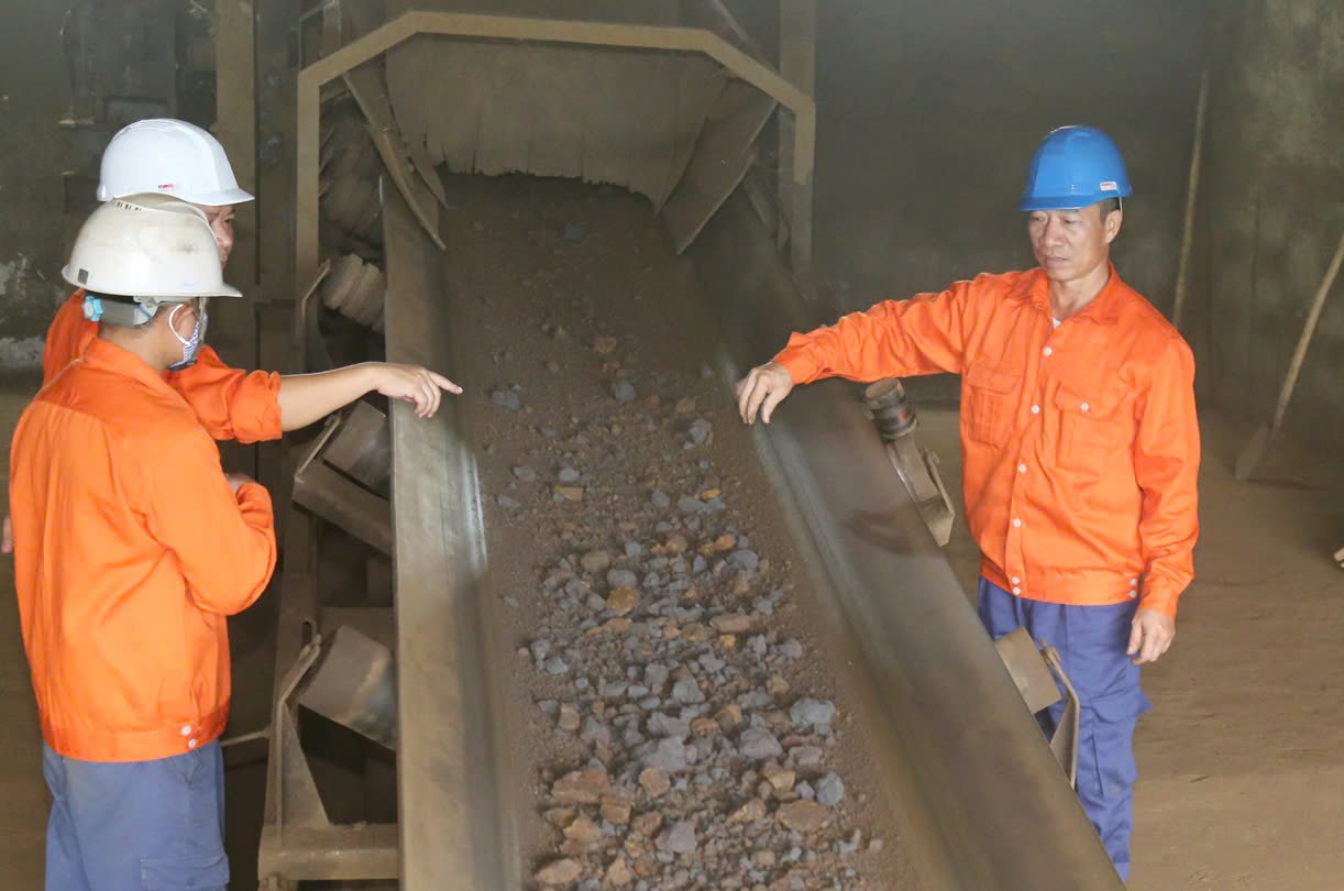 Dòng quặng được đưa qua hệ thống băng tải sau khi hoạt động khai thác tại Mỏ Quý Xa được khôi phục. Dòng quặng được đưa qua hệ thống băng tải sau khi hoạt động khai thác tại Mỏ Quý Xa được khôi phục.