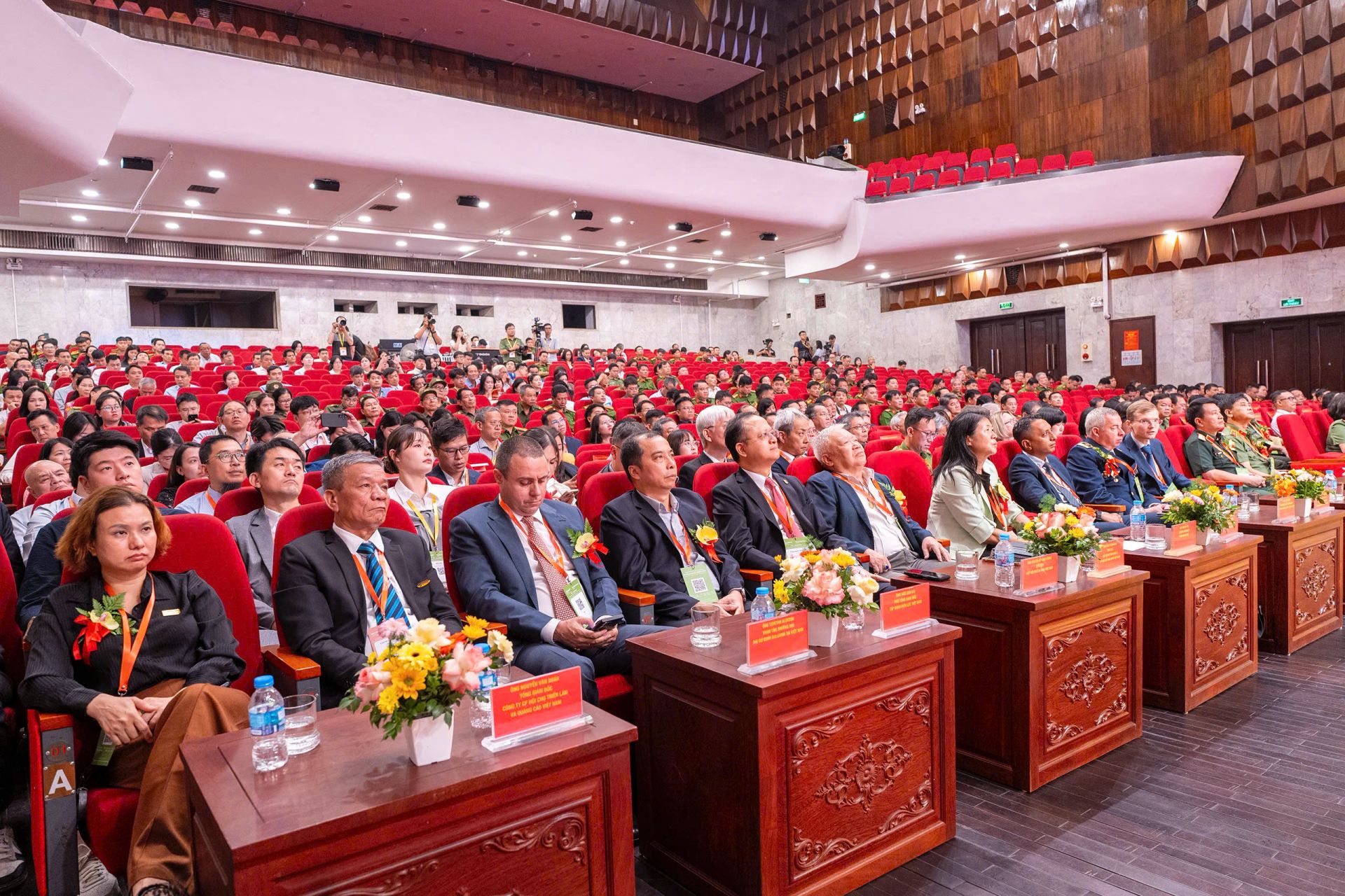 Các đại biểu tham dự lễ khai mạc Các đại biểu tham dự lễ khai mạc
