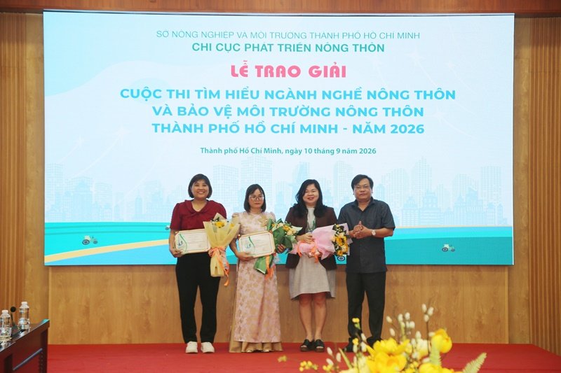 Trao giải cho c&aacute;c t&aacute;c giả đoạt giải Ba cuộc thi