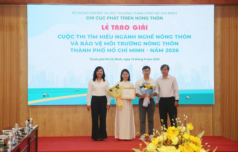 Trao giải nhất cho c&aacute;c t&aacute;c giả Hải Yến, Hiếu Thuận