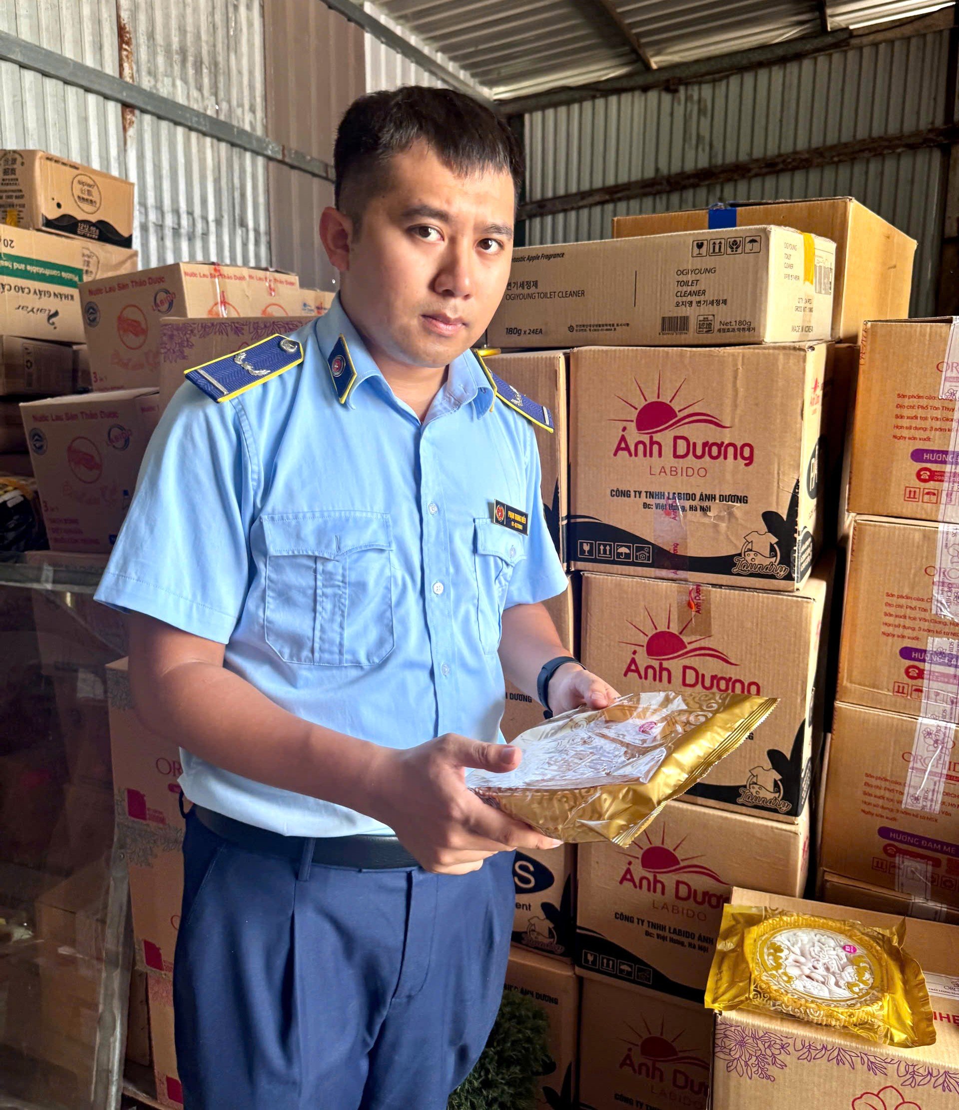 Lực lượng chức năng kiểm tra lô hàng bánh Trung thu vi phạm Lực lượng chức năng kiểm tra lô hàng bánh Trung thu vi phạm